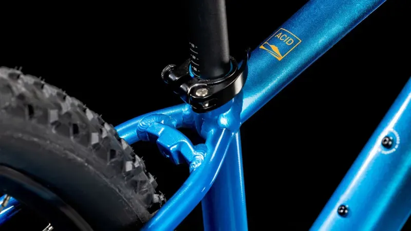 Cube Acid 260 Kids Bike in Actionteam-3